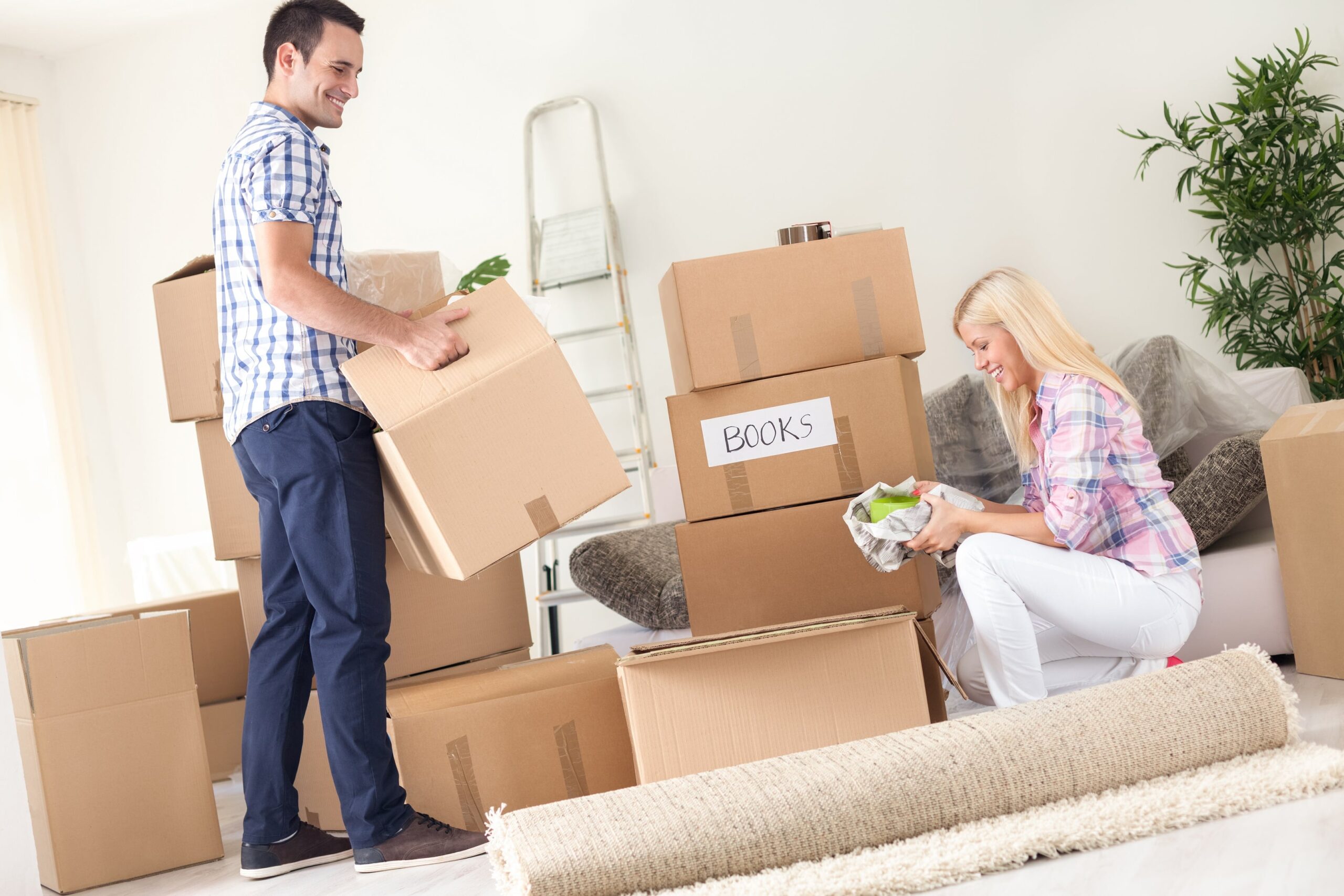 Pareja embalando sus cosas en cajas para la mudanza