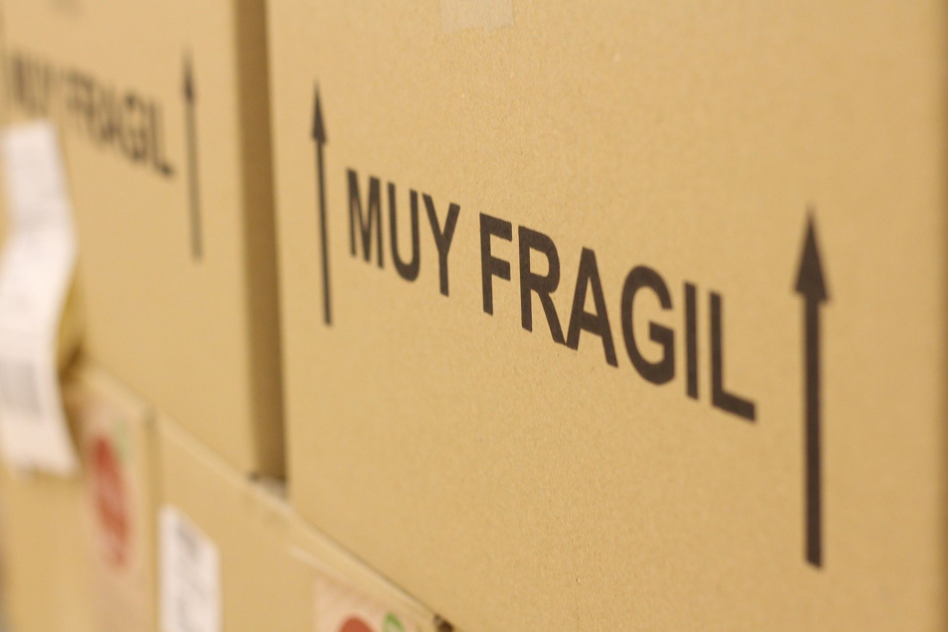 Cajas de mudanza cerradas con la marca de muy frágil